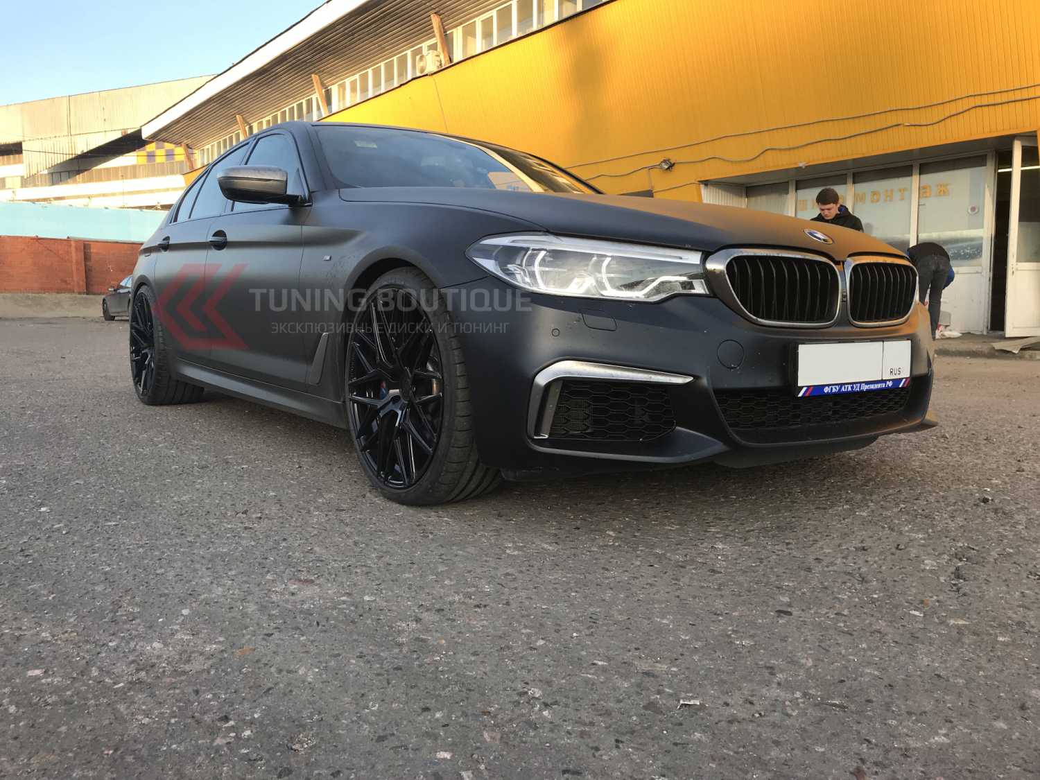 BMW 5 SERIES M550i на 21" дисках Rohana RFX10 Gloss Black фото 1